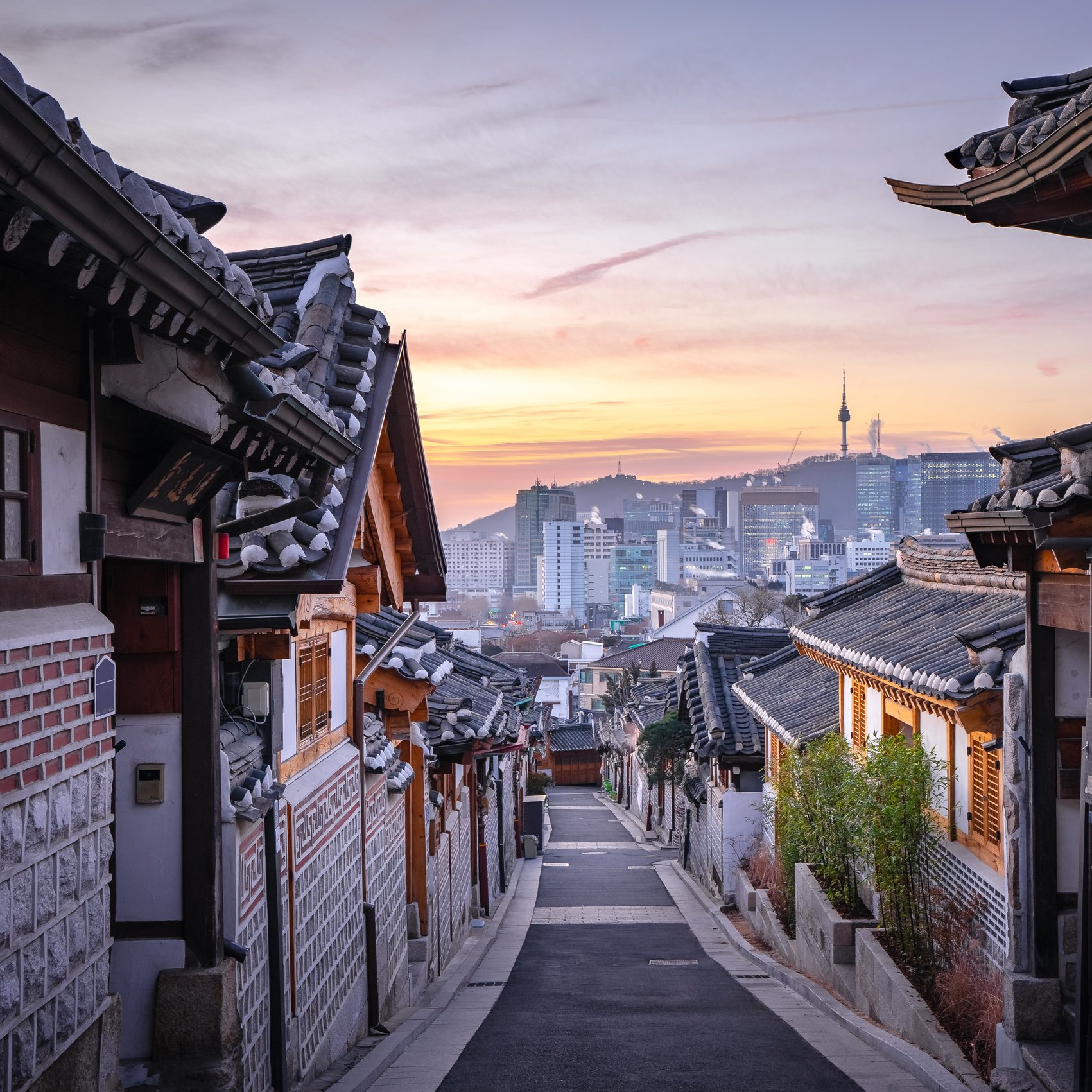Traditionelles Hanok-Viertel in Seoul mit Blick auf die moderne Stadt