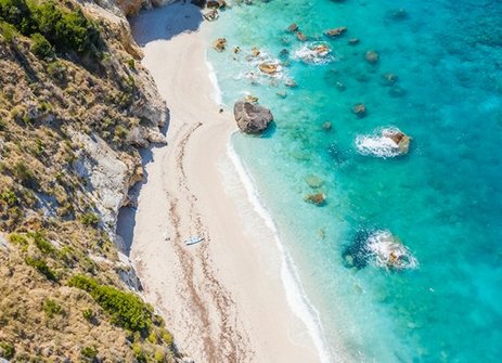 Luftaufnahme des Strandes und der Klippen der Insel Zakynthos in Griechenland, ein wahres Inselparadies.