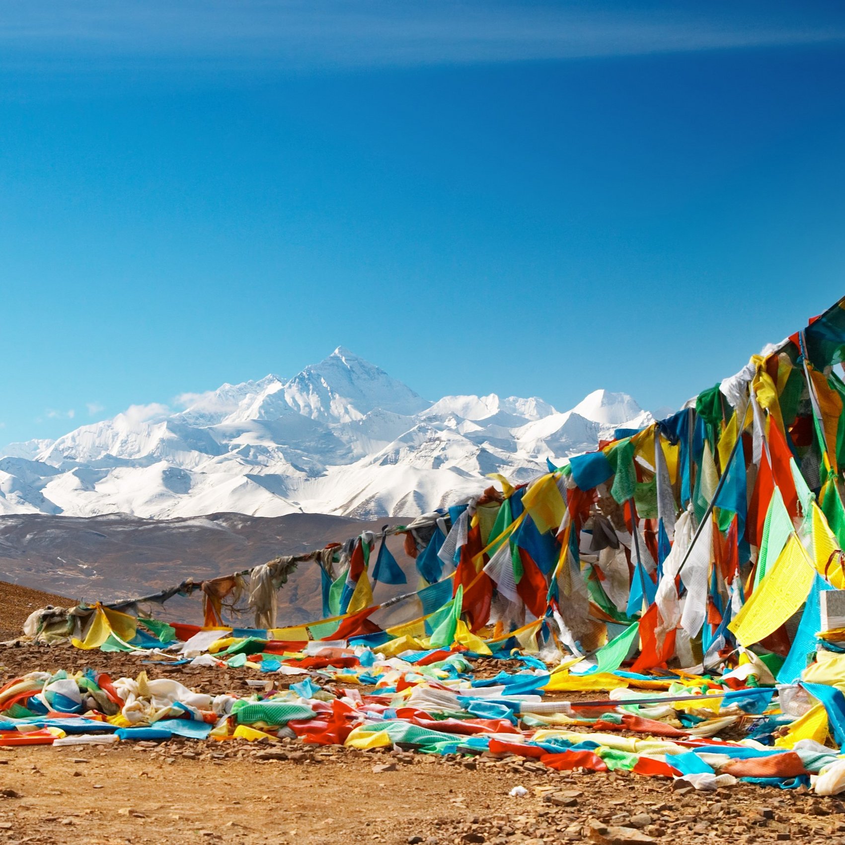 Blick auf den Mount Everest mit Gebetsfahnen in Tibet