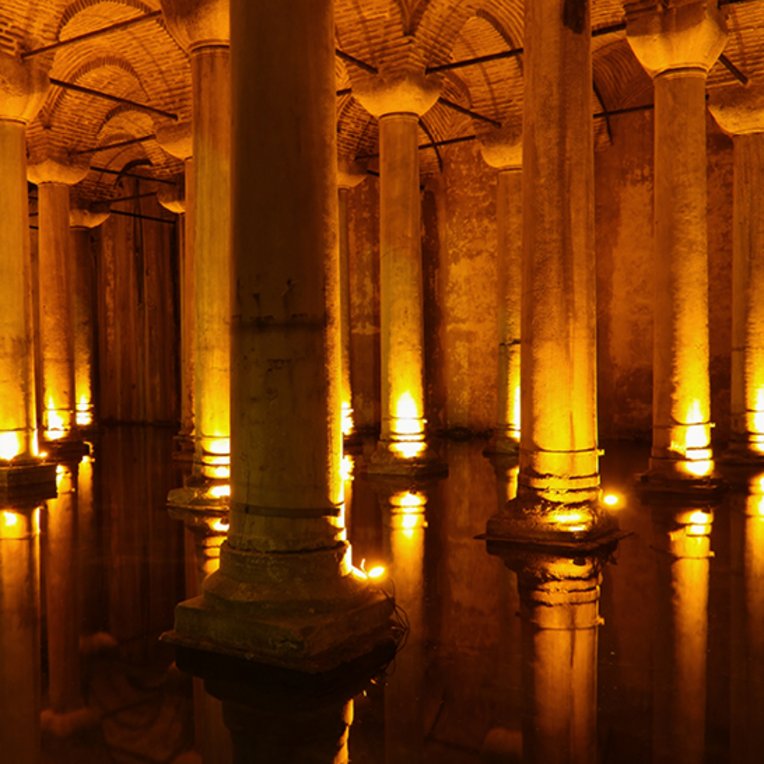  Ein grosser Raum in Istanbul mit Säulen und einem beleuchteten Boden.