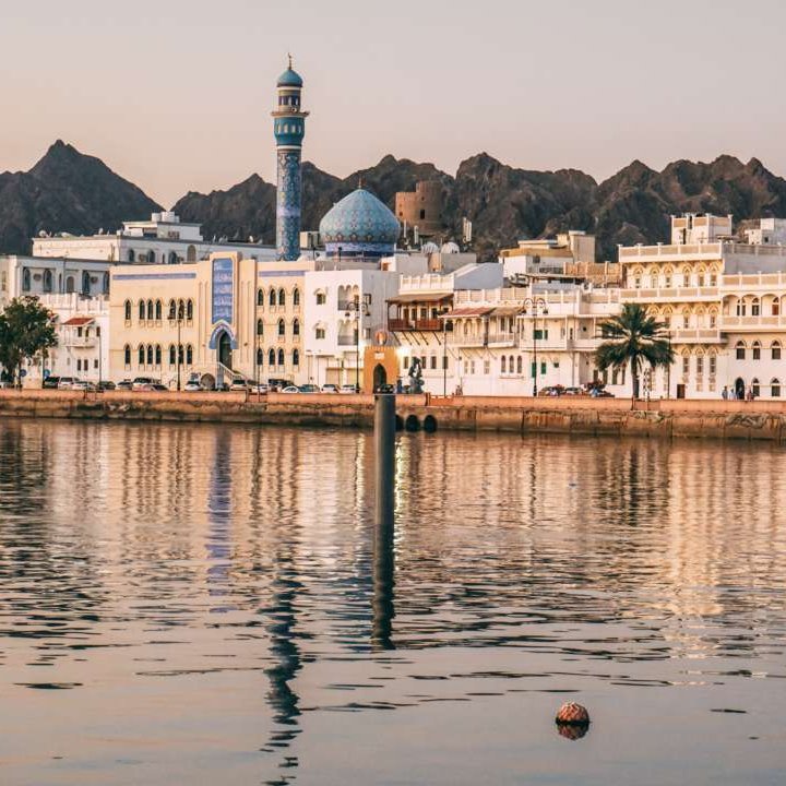 Blick auf die Stadt Maskat in Oman, ein beliebtes Touristenziel mit beeindruckender Architektur und malerischer Küstenlinie.
