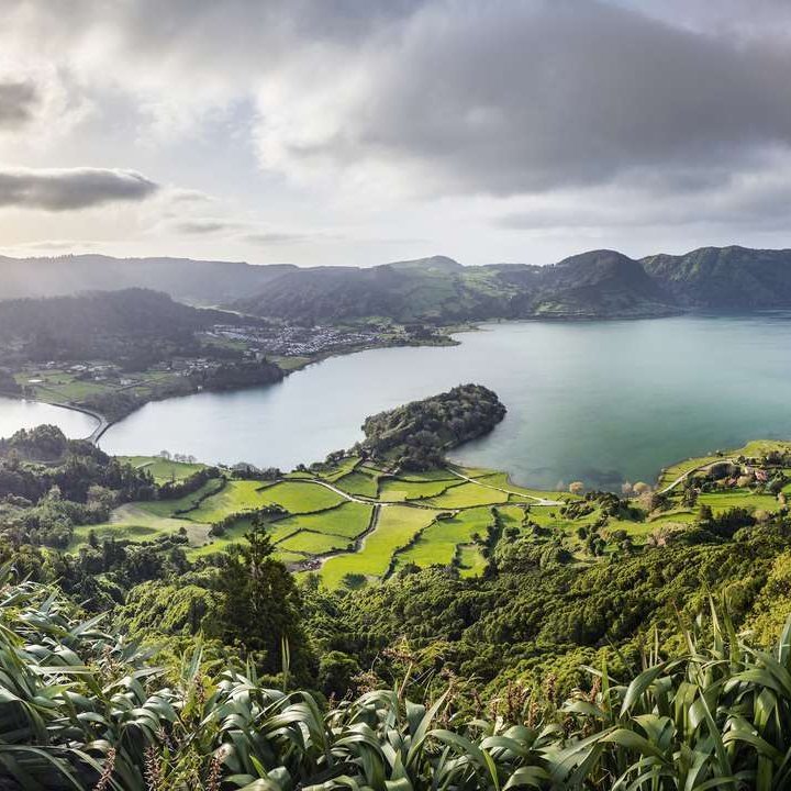 Blick von einem Hügel auf den See und die grünen Hügel der Azoren.