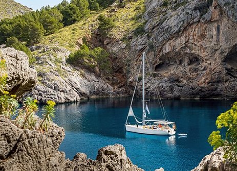 Ein Boot schwimmt in einem blauen Gewässer vor der Küste Mallorcas.