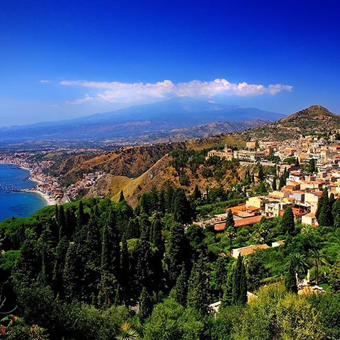 Blick auf die Stadt Neapel in Italien, umgeben von der Schönheit Siziliens und dem glitzernden Wasser des Mittelmeers.