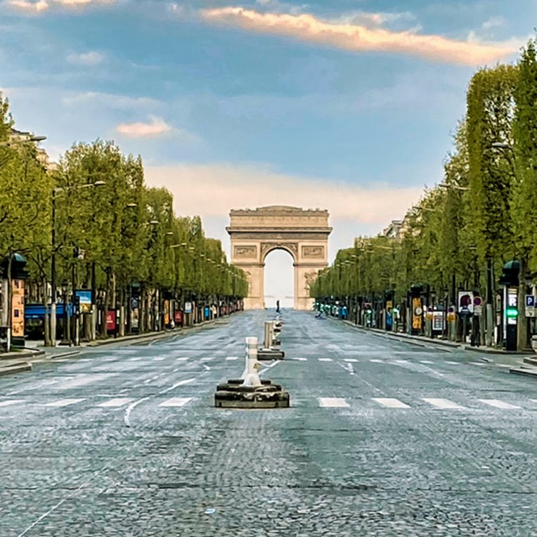 Der Arc de Triomphe in Paris, Frankreich, mit der Champs-Élysées im Hintergrund.