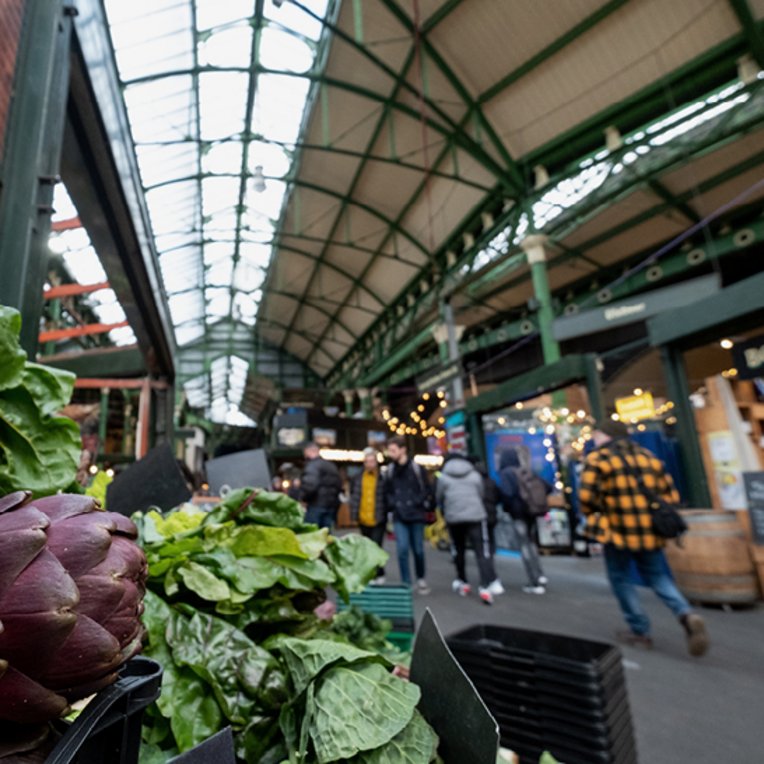 Ein Korb voller frischer Gemüse in London, darunter Karotten, Paprika und Zucchini.