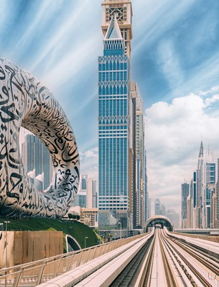 Grosse Uhrenskulptur in Dubai, die die Zeit auf kreative Weise darstellt.