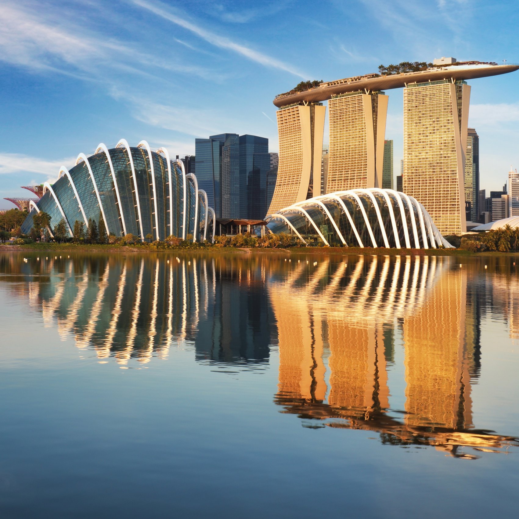 Skyline von Singapur mit Marina Bay Sands bei Sonnenuntergang