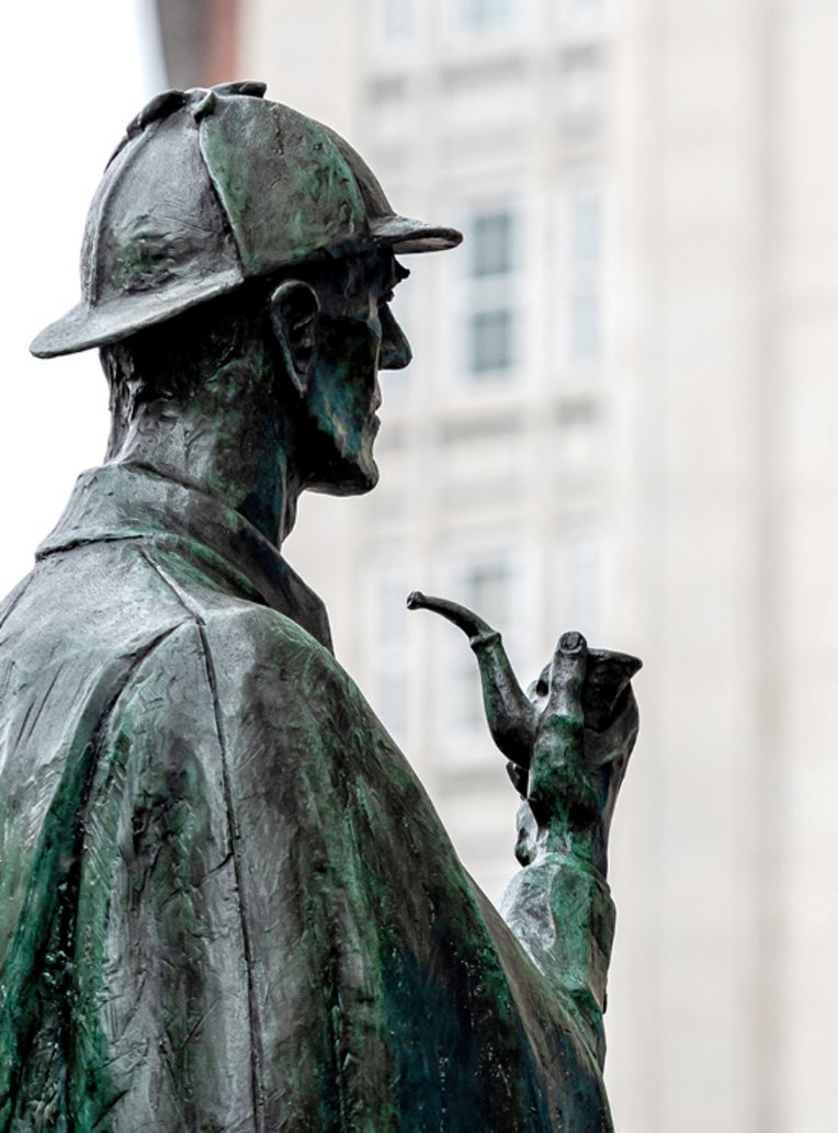 Statue eines Mannes mit einer Pfeife in London.
