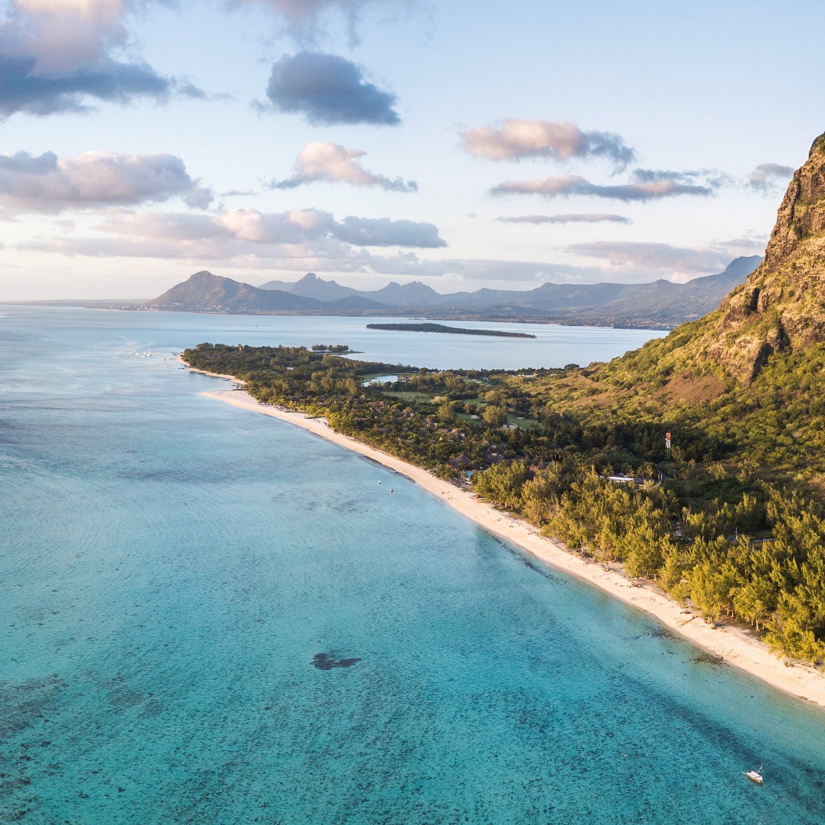 Vue de rêve sur les plages de l'île Maurice avec Le Morne Brabant en arrière-plan.