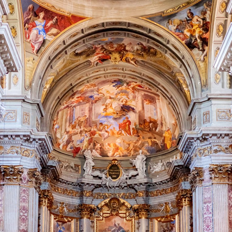  Die Decke einer Kirche mit lebhaften Fresken aus Rom, die den Raum erhellen.
