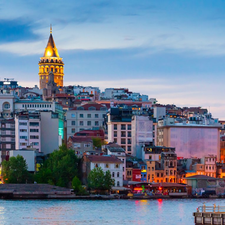 Panorama von Istanbul mit der Silhouette historischer Gebäude und der Bosporus-Brücke im Hintergrund.