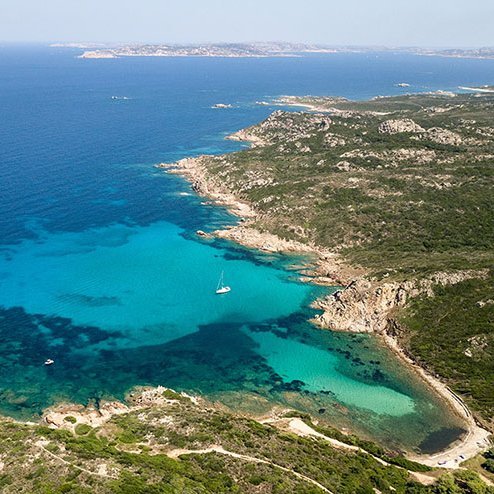 Küstenansicht von Sizilien, Italien, mit Blick auf das klare Wasser und die malerische Landschaft von Sardinien.