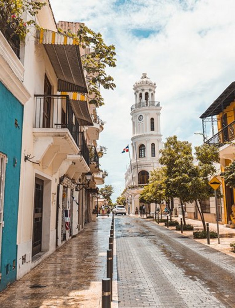 Eine Strasse mit einem Uhrturm im Hintergrund, typisch für die Dominikanische Republik.