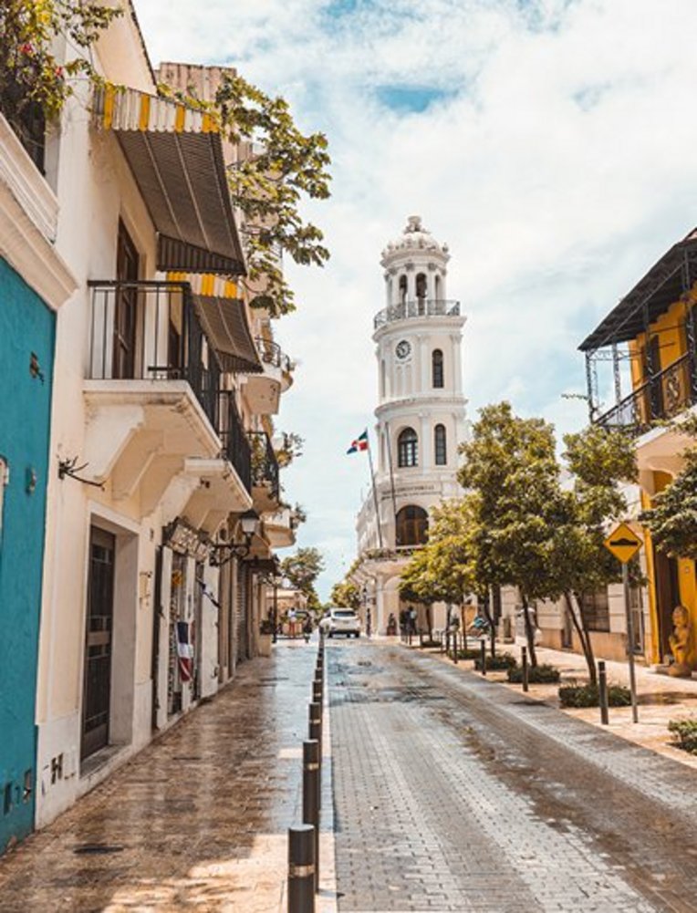 Eine Strasse mit einem Uhrturm im Hintergrund, typisch für die Dominikanische Republik.