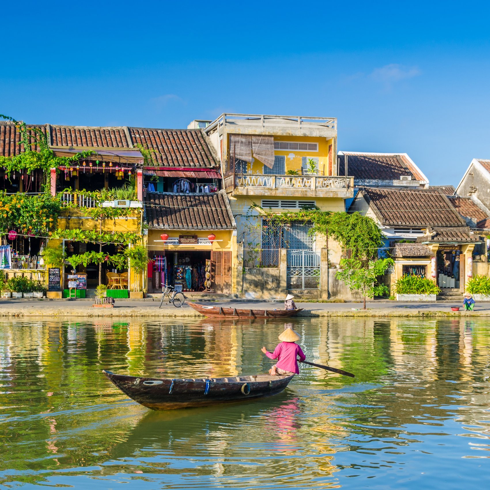Bunte Altstadt mit Boot am Fluss in Hoi An, Vietnam