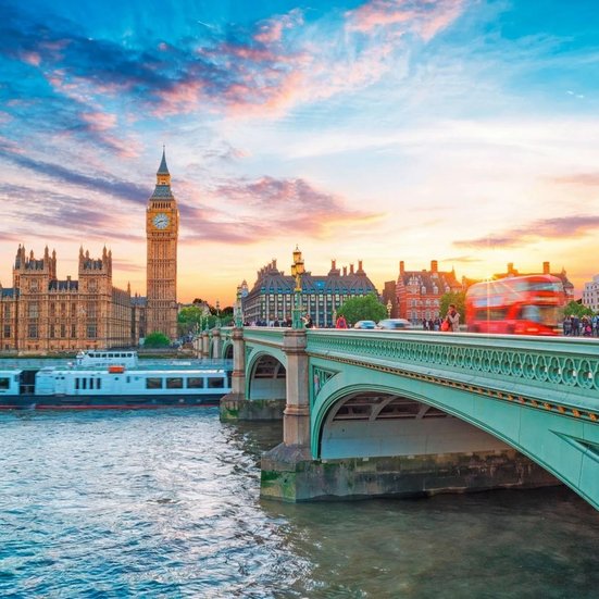 Sonnenuntergang über der Themse mit Big Ben und einer Brücke in London, England.