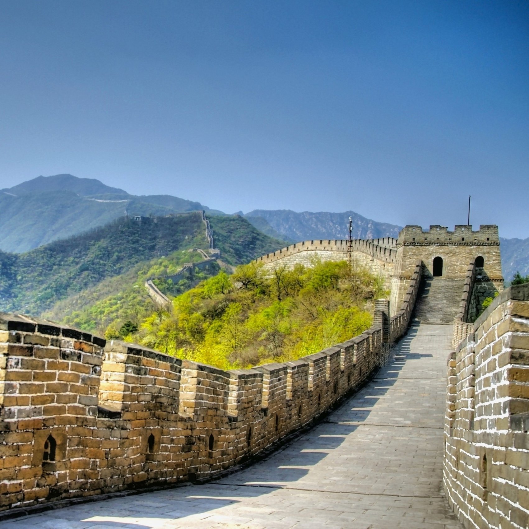Chinesische Mauer in hügeliger Landschaft bei Peking