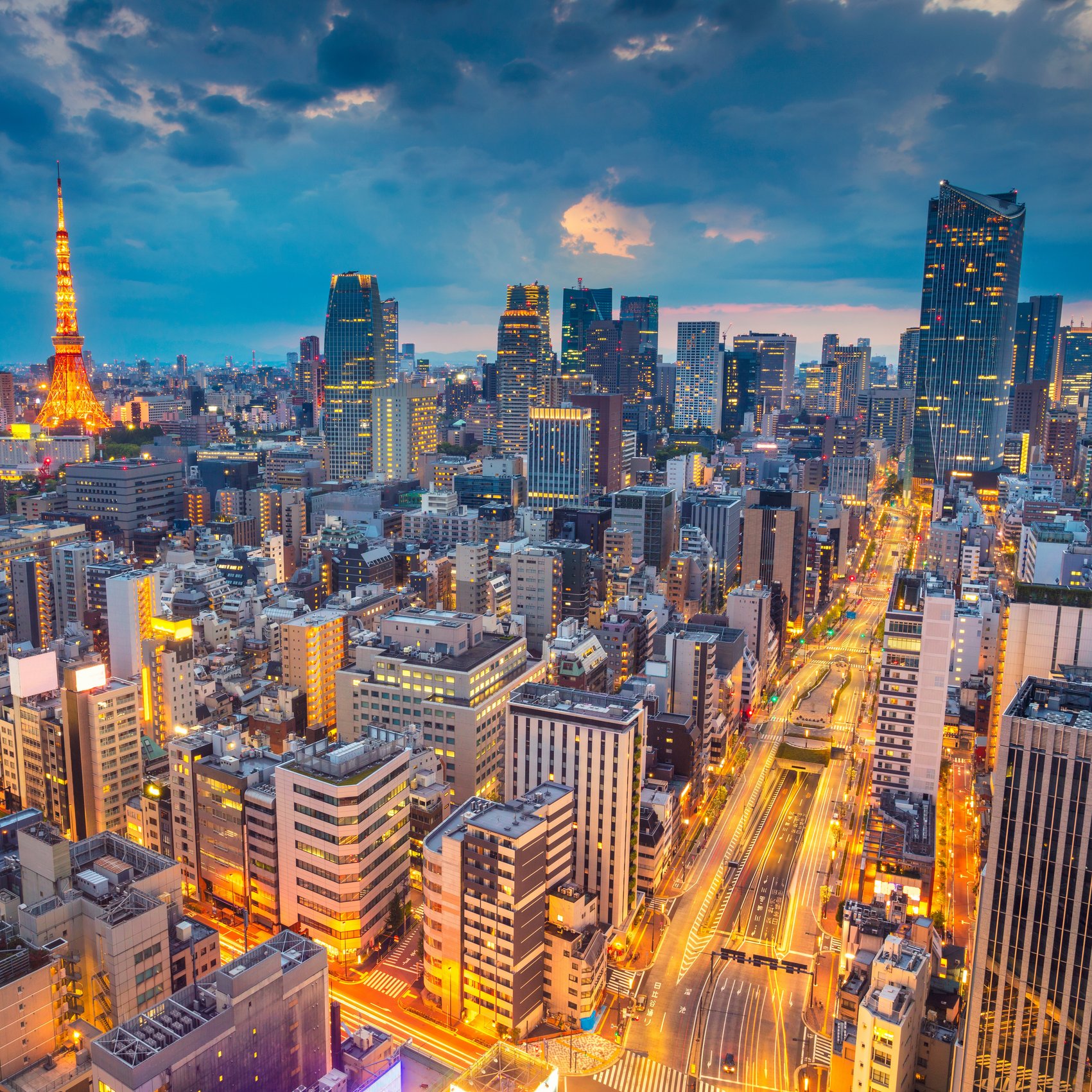 Skyline von Tokio bei Nacht mit beleuchtetem Tokyo Tower