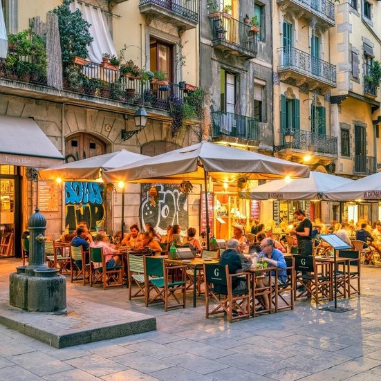  Belebte Fussgängerzone Paseo de la Gracia in Barcelona mit zahlreichen Restaurants und Cafés.