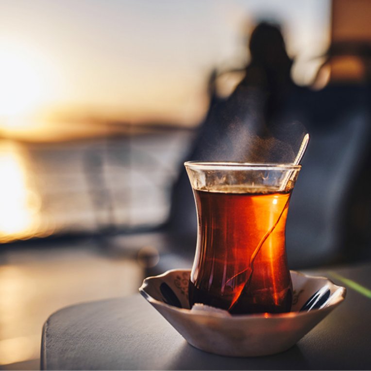 Türkischer Tee auf einem Tisch in der Sonne, mit Blick auf die Strassen von Istanbul.