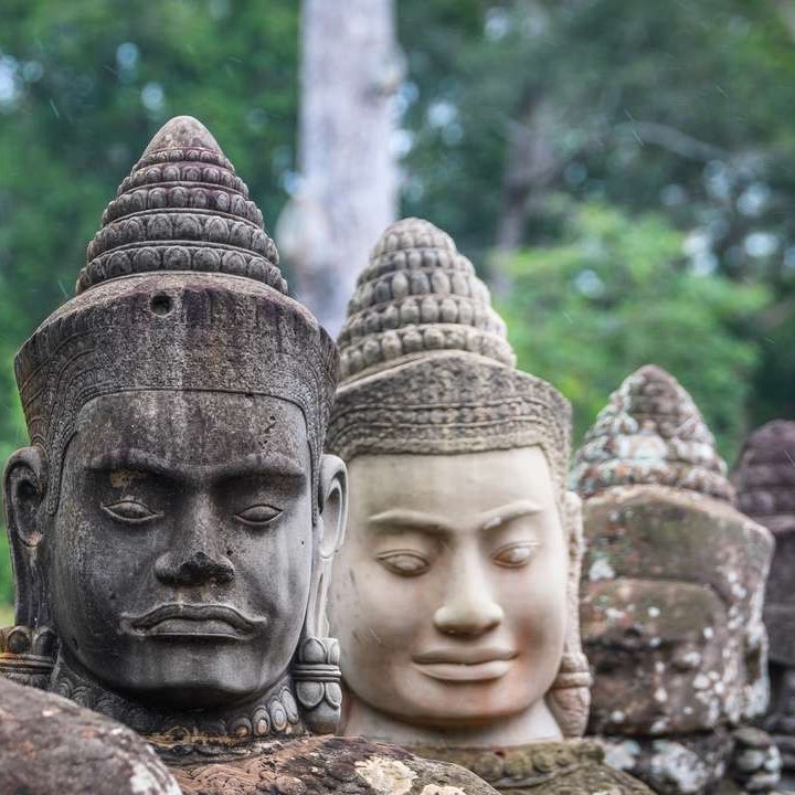 Gesichter der Angkor Wat Tempel in Kambodscha, beeindruckende Steinmetzarbeiten und historische Architektur.
