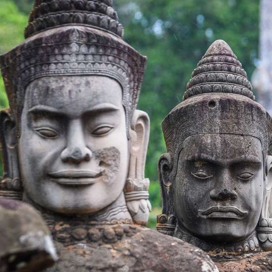 Gesichter der Angkor Wat Tempel in Kambodscha, beeindruckende Steinmetzarbeiten und historische Architektur.