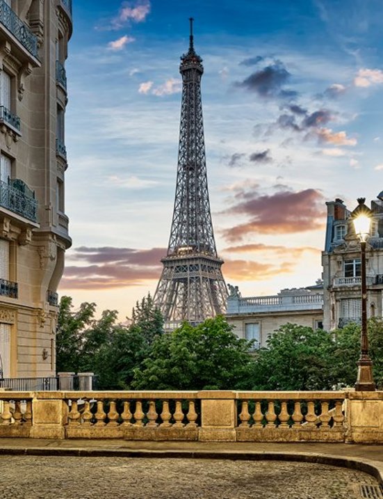 Der Eiffelturm, ein ikonisches Wahrzeichen, steht stolz in Paris, Frankreich.
