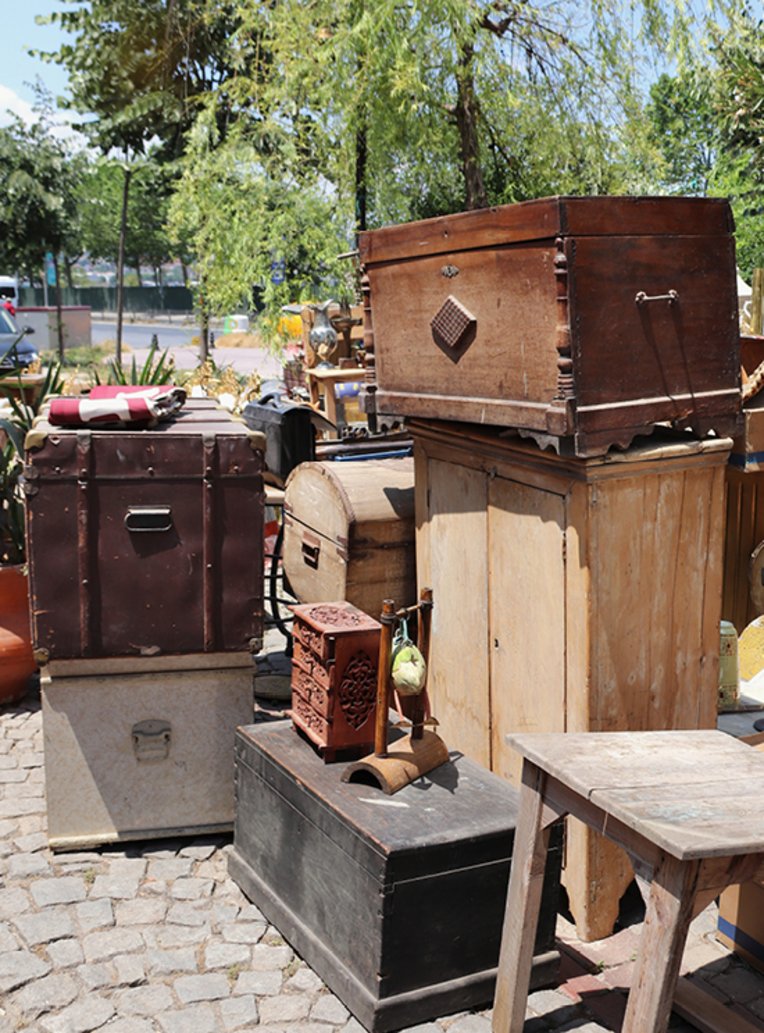 Ein Haufen alter Koffer in Istanbul, die Geschichten von Reisen und Abenteuern erzählen.