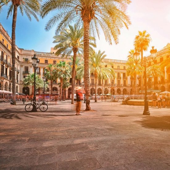 La place de la ville à Barcelone, Espagne, animée avec des gens et des bâtiments historiques.