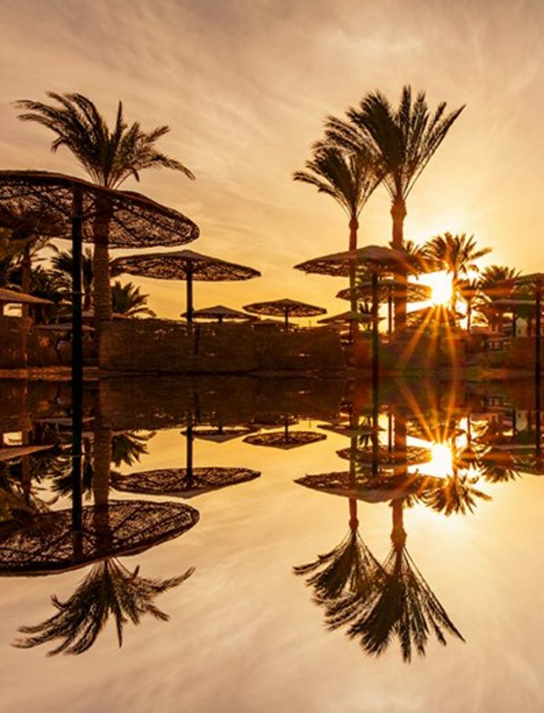 Sonnenuntergang am Strandresort in Sharm El Sheikh, Ägypten, mit Blick auf das Rote Meer.