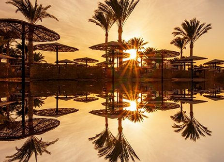 Sonnenuntergang am Strandresort in Sharm El Sheikh, Ägypten, mit Blick auf das Rote Meer.