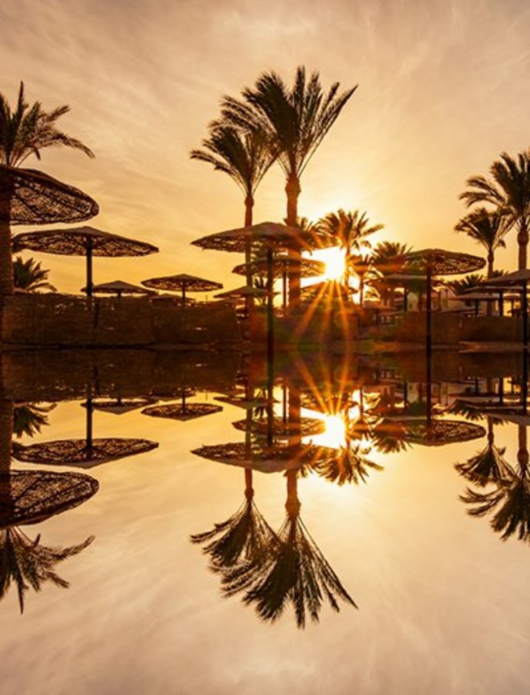 Sonnenuntergang am Strandresort in Sharm El Sheikh, Ägypten, mit Blick auf das Rote Meer.