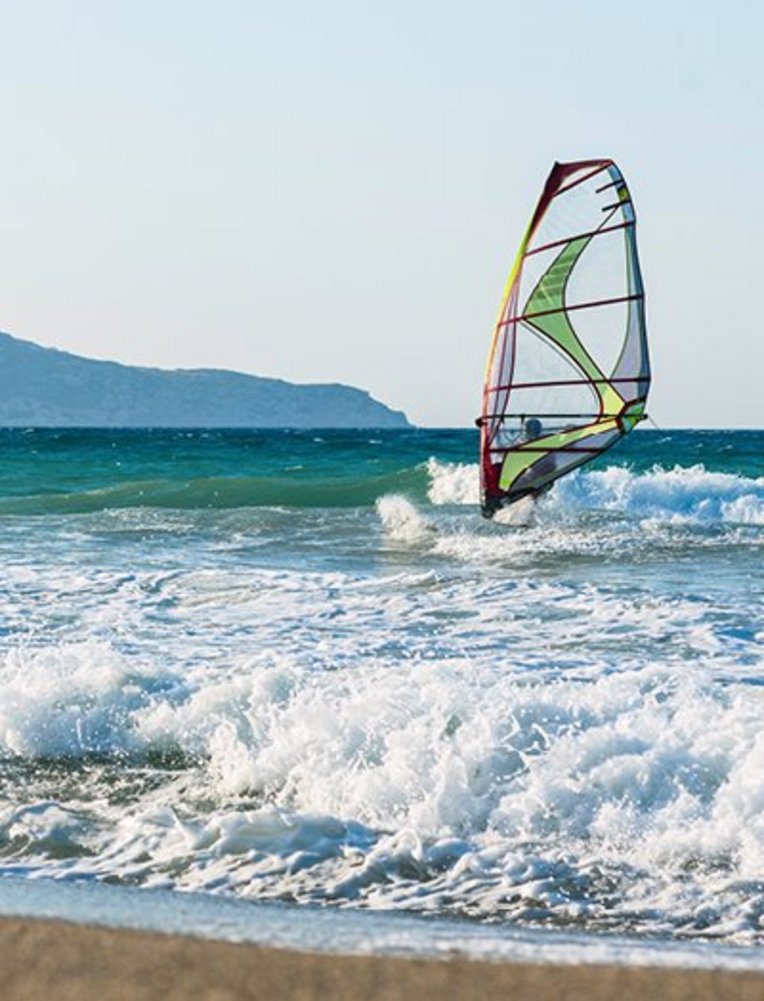 Une personne faisant du kite surf en mer, en Grèce