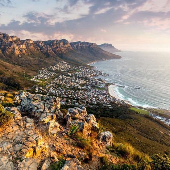 Tafelberg mit Kapstadt im Hintergrund, eine beeindruckende Landschaft in Südafrika.