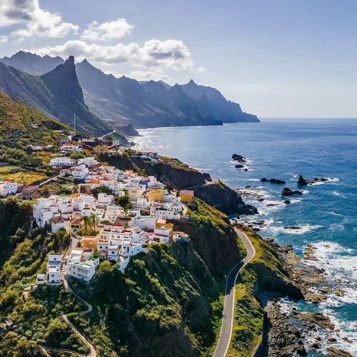 Îles Canaries, une destination de vacances idéale avec des paysages magnifiques et des plages ensoleillées.