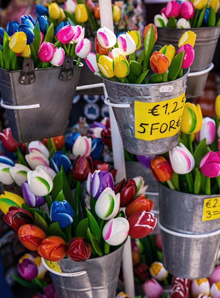 Ein Eimer voller bunter Tulpen, typisch für die Blumenmärkte in Amsterdam.