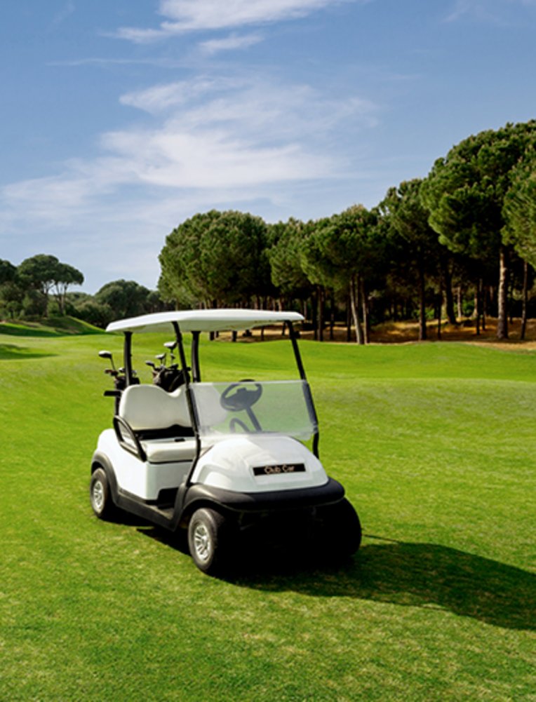 Ein Golfwagen auf einem Golfplatz an der Türkischen Riviera.
