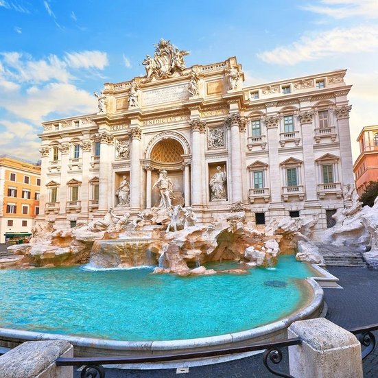 Trevi-Brunnen in Rom, Italien, mit beeindruckender Architektur und Wasser, das in die grosse Steinstruktur fliesst.