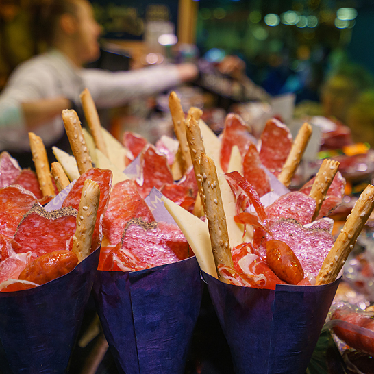 Eine Schüssel mit frischen Brotsticks, serviert in Barcelona.