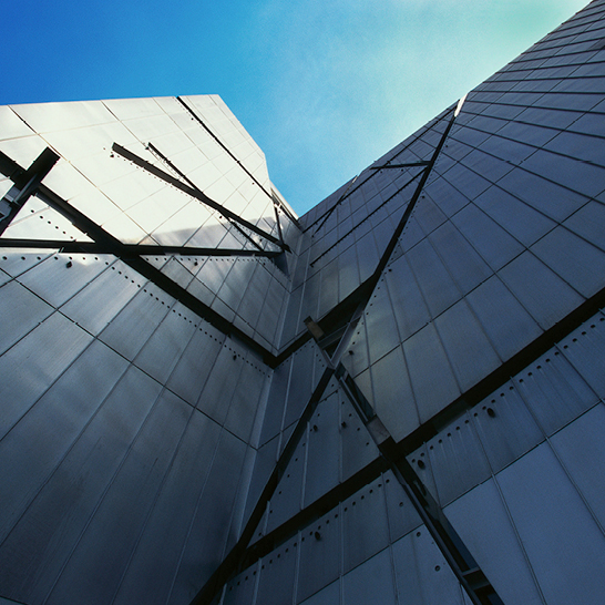 Ein Gebäude in Berlin mit einer grossen Metallstruktur, die auffällig und modern wirkt.