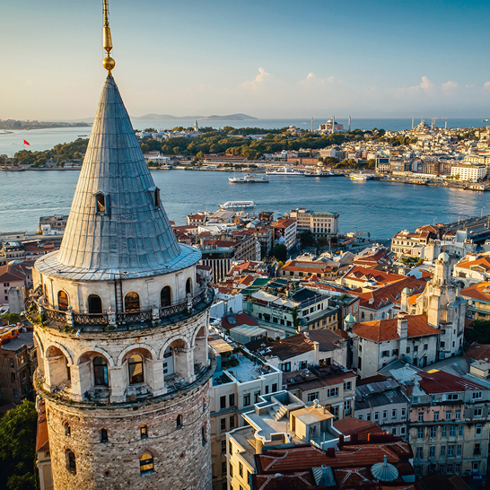  Die Stadt Istanbul, Türkei, mit ihren historischen Gebäuden und dem Bosporus im Hintergrund.