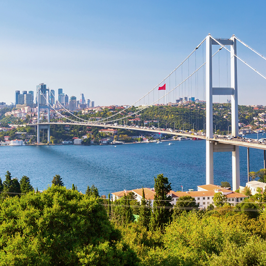 Die Bosporus-Brücke in Istanbul, Türkei, verbindet Europa und Asien über das Wasser.