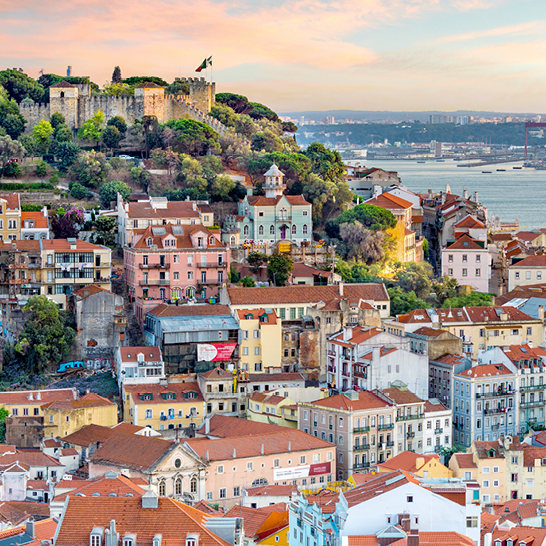 Eine Stadt mit vielen Gebäuden und einem Fluss, das ist Lissabon.
