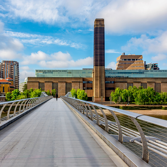 Eine Brücke mit einem Uhrturm im Hintergrund, typisch für die Londoner Skyline.