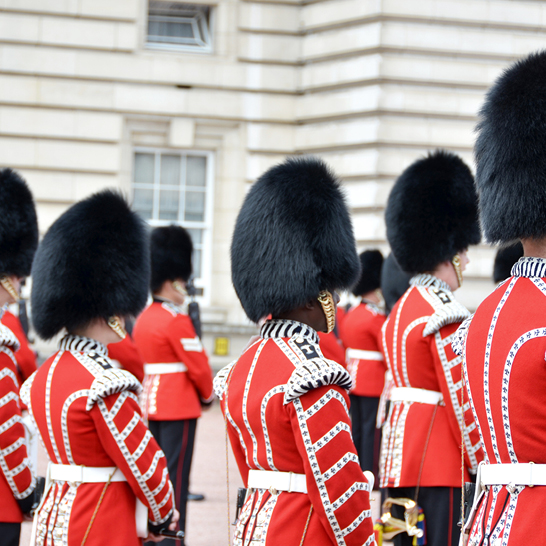 Eine Gruppe von Menschen in Uniform steht zusammen in London.
