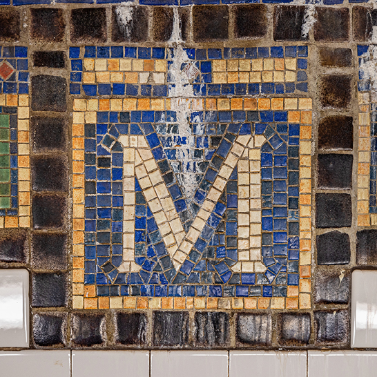 Mosaikfliese mit dem Buchstaben M, Teil eines Kunstwerks in NYC.