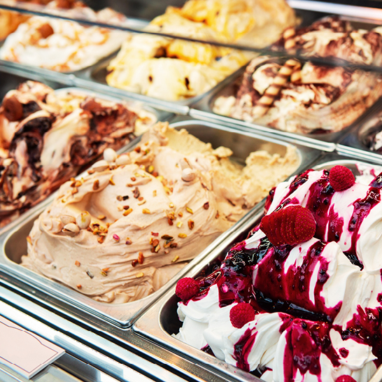 Eine bunte Auswahl an Eiscreme im Rom Kulinarik Gelato, perfekt für einen heissen Sommertag.