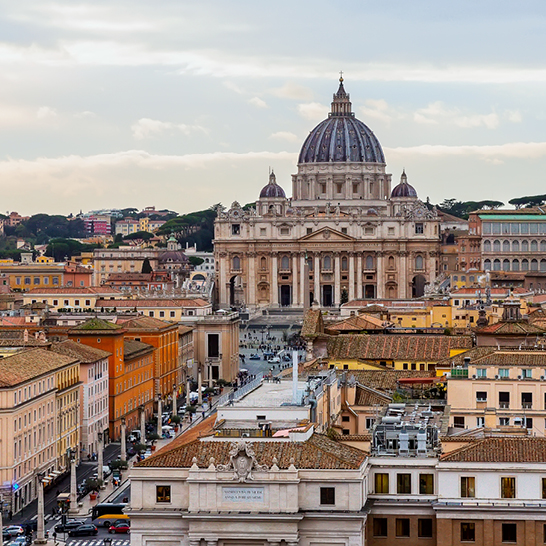  Blick von oben auf Rom, mit dem Vatikan und der spirituellen Atmosphäre der Stadt.