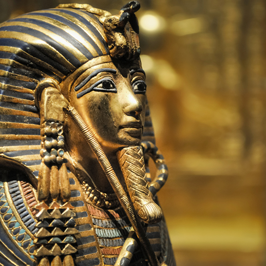 Die goldene Maske des ägyptischen Pharaos, kunstvoll verziert und symbolisch für das alte Ägypten.
